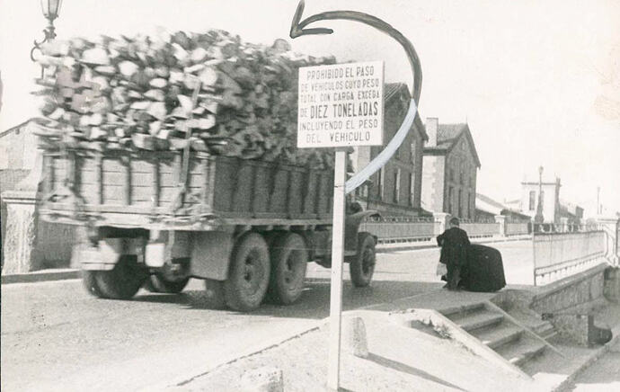 Paso superior en Arco de Ladrillo, posiblemente en los años 50 - Archivo municipal