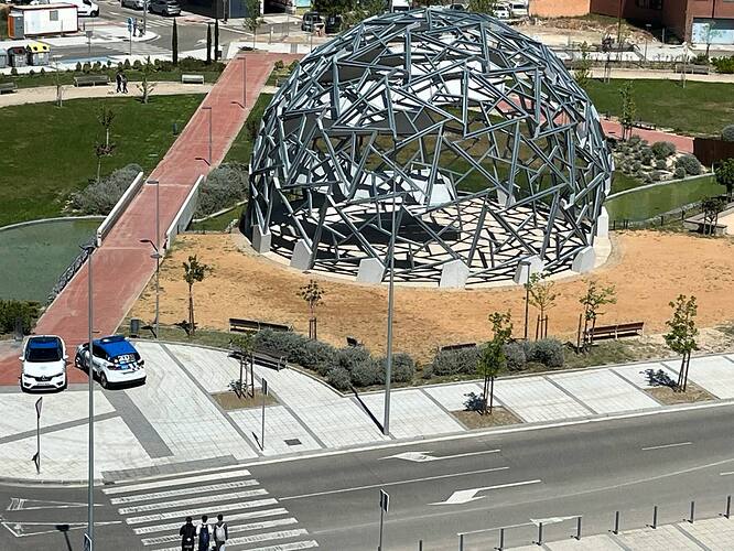 La nueva plaza custodiada por la Policía Municipal