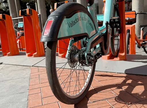 Bici con rueda completamente desgastada