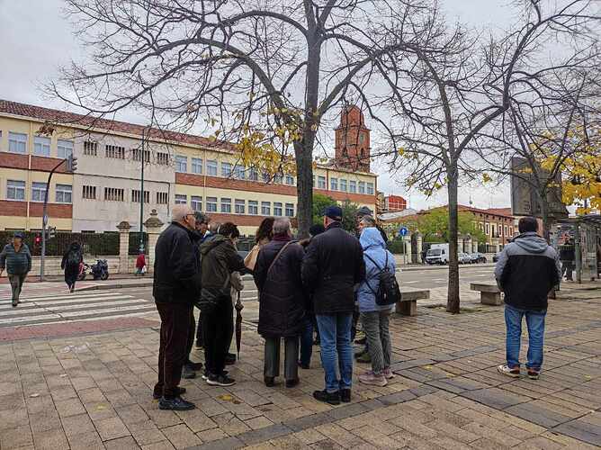 Vecinos reunidos en la plaza del Carmen