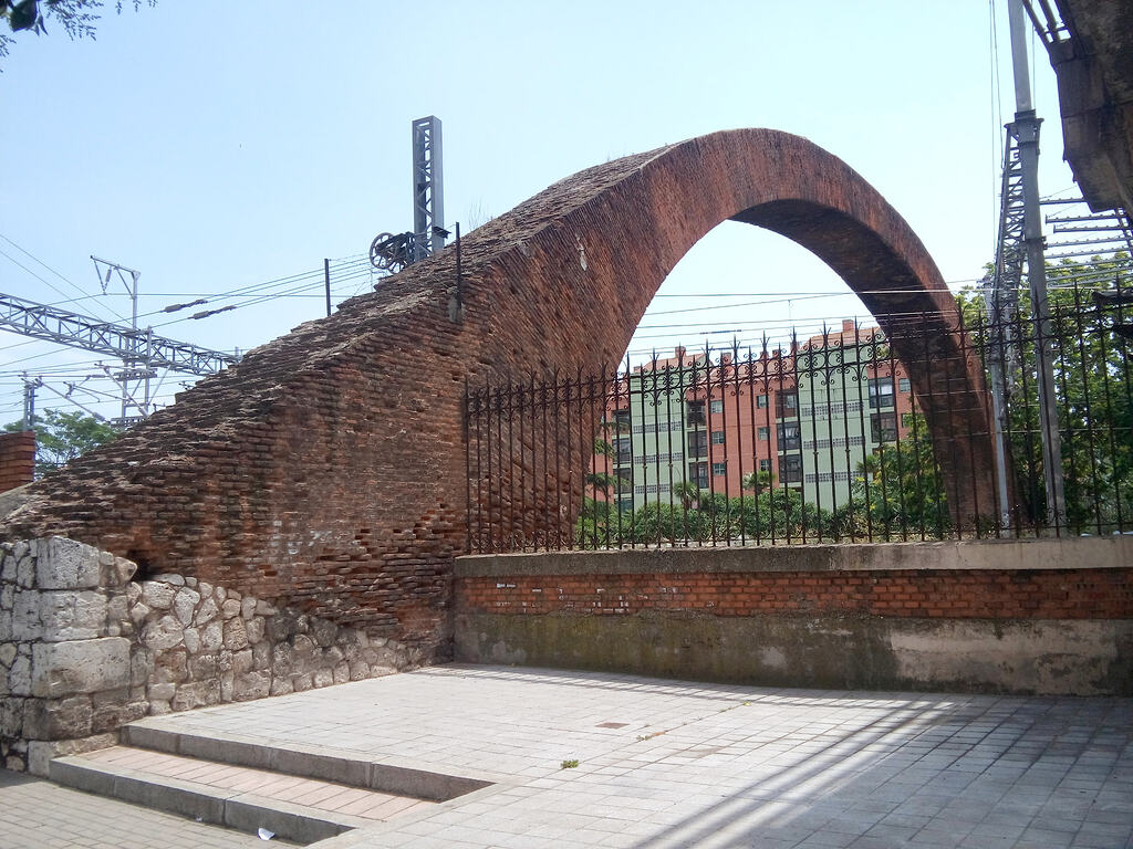 El Arco de Ladrillo: La agonía de un viaducto que secuestró a un monumento