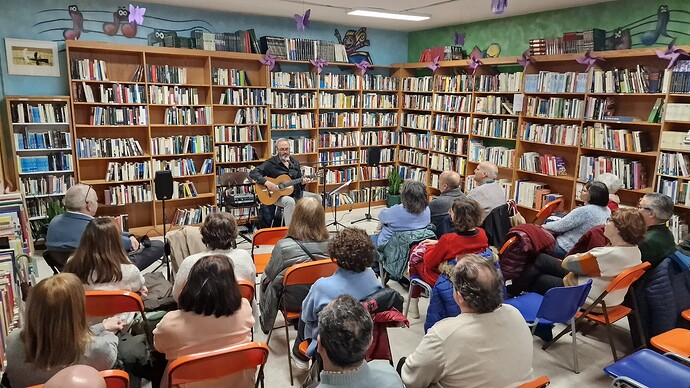 Actuación de Manolo Iglesias, cantautor local