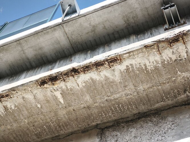 Foto de la cornisa del viaducto desde la que se desprendieron los cascotes - Mayo 2026