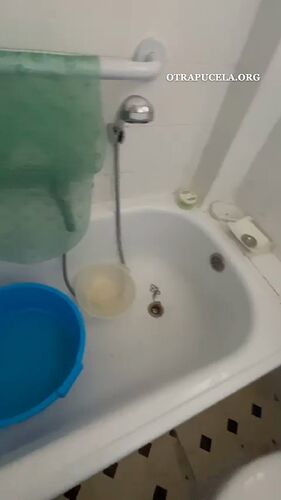 Baño lleno de útiles de limpieza persona usados