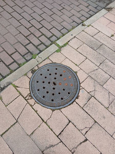 Alcantarilla perforada al inicio de la calle Goya