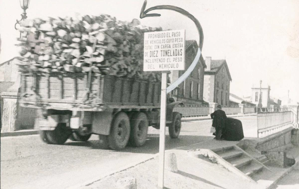 Paso superior en Arco de Ladrillo, posiblemente en los años 50 - Archivo municipal