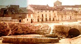 Obras en el Puente del Rastro (inicio de la futura calle Miguel Íscar). Se ve la Casa Cervantes a nivel de calle (1863)