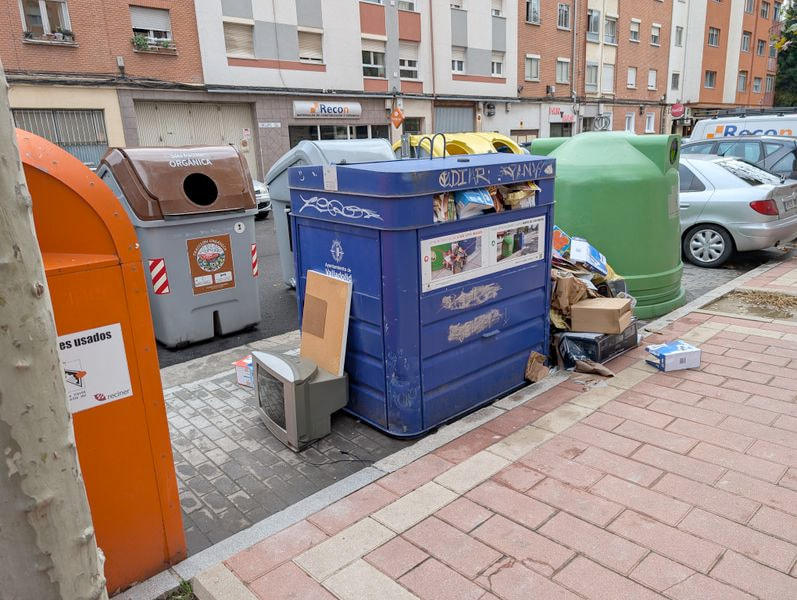Basura acumulada en la calle Salve Regina