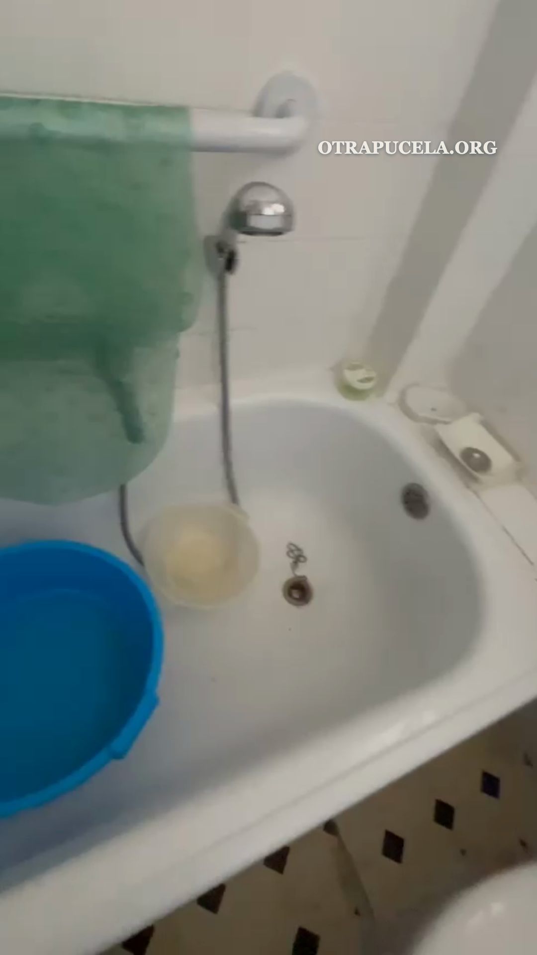 Baño lleno de útiles de limpieza persona usados