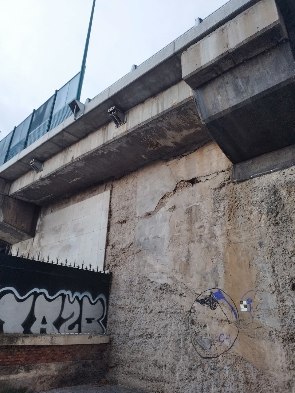 Foto actual del agrietado estado del viaducto - Mayo 2026